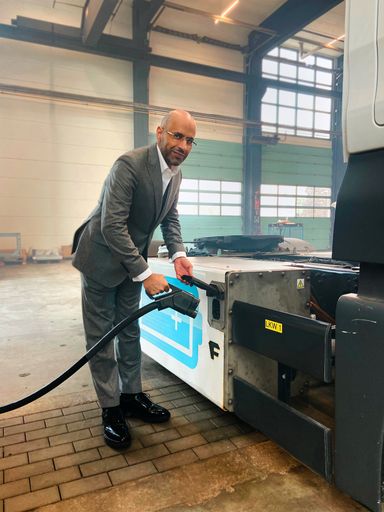 Main shareholder and Investor Majed Al-Askar with a Framo
e-Truck. Framo GmbH / Weiterer Text über ots und
www.presseportal.de/nr/153563 / Die Verwendung dieses Bildes ist für
redaktionelle Zwecke unter Beachtung ggf. genannter
Nutzungsbedingungen honorarfrei. Veröffentlichung bitte mit
Bildrechte-Hinweis.