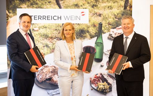 v.l.n.r.: Johannes Schmuckenschlager (Präsident
Österreichischer Weinbauverband), Susanne Ertler-Staggl
(Projektleitung ÖWM), Chris Yorke (Geschäftsführung ÖWM)