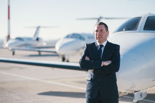 Vorschau Bild von GlobeAir CEO Bernhard Fragner vor seiner Cessna
Citation Mustang Flotte am Flughafen Linz