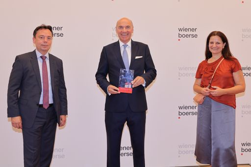  Wiener Börse Preis 2021: Verbund AG mit
Journalistenpreis (2. Platz), von links nach rechts: Andreas Wollein
(Verbund), Peter Kollmann (Verbund AG), Ingun Metelko (Verbund AG)