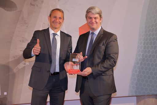 Vorschau Bild von https://www.apa-fotoservice.at/galerie/25394 Wien - Wiener Börse
Preis 2021: Erste Group Bank AG für beste Pressearbeit mit dem
ersten Platz des Journalistenpreises ausgezeichnet, von links nach
rechts: Stefan Dörfler (Erste Group Bank AG), Peter Klopf (Erste
Group Bank AG)