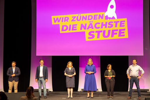 Die NEOS-Parteivorsitzende Beate Meinl-Reisinger ist heute bei
der NEOS-Mitgliederversammlung in Linz mit 93 Prozent der Stimmen
als Parteivorsitzende wiedergewählt worden.