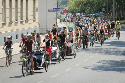  “Politik werd' endlich wach, Radweg jetzt am
Krottenbach!“ Trotz großer Hitze demonstrierten 250 Menschen für
einen sicheren Radweg in der Krottenbachstraße. Nach erfolgreicher
Petition wurde ein zweites starkes Zeichen gesetzt: Jetzt ist die
Politik gefordert, endlich zu handeln.