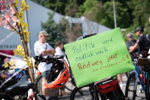Vorschau Bild von “Politik werd' endlich wach, Radweg jetzt am
Krottenbach!“ Trotz großer Hitze demonstrierten 250 Menschen für
einen sicheren Radweg in der Krottenbachstraße. Nach erfolgreicher
Petition wurde ein zweites starkes Zeichen gesetzt: Jetzt ist die
Politik gefordert, endlich zu handeln.