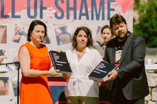 Vorschau Bild von Die Menschenrechtssprecherin der ÖVP Gudrun Kugler
nahm die Beweise über Grenzgewalt ebenfalls entgegen.