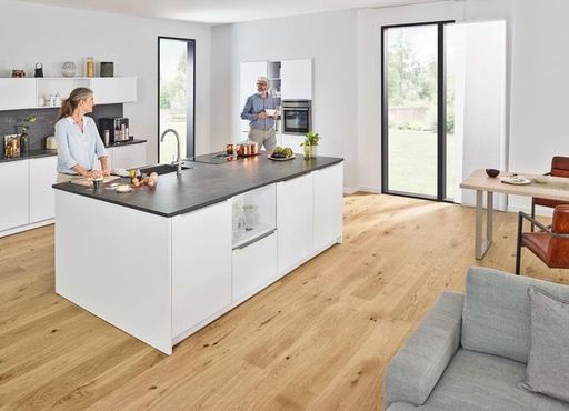Vorschau Bild von Lieben Sie auch Holz? Die Art und Weise, wie es
atmet und riecht und wie es aussieht und Ihr Zuhause angenehmer und
gemütlicher macht? Wir haben tolle Neuigkeiten für Sie. Holzküchen
sind wieder in Mode. Die aktuellen Trends spiegeln den Wunsch der
Menschen nach einem sparsameren und umweltfreundlicheren Leben
wider. Dies hängt auch mit der Rückbesinnung auf natürliche
Materialien zusammen, zu denen Holz unbestreitbar gehört.