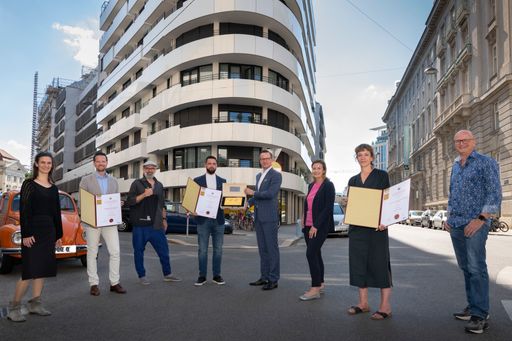Die WertInvest-Gruppe wurde mit der begehrten
Trophäe, dem Wiener „Güteziegel“ in Gold, in der Kategorie "Bravour
Leistung" prämiert. Mario Watz, Innungsmeister der Landesinnung Bau
der Wirtschaftskammer Wien, übergab die Auszeichnung an das Team von
WertInvest, BWM Architekten und AY-KA Bau vor dem „Apartmenthaus am
Belvedere“ beim Schwarzenbergplatz. Das ehemalige Bürohaus wurde zur
hochwertigen Wohnimmobilie revitalisiert.
