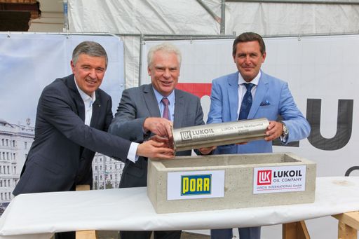 DI Alfred Vandrovec (PORR), Alexander Matytsyn
(Geschäftsführer LUKOIL INTERNATIONAL GmbH) und Stadtrat Peter Hanke
bei der Grundsteinlegung der neuen Firmenzentrale am
Schwarzenbergplatz 13, 1040 Wien