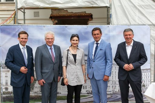 Vorschau Bild von LUKOIL Verantwortlichen Mag. Robert Gulla
(Geschäftsführer LUKOIL International Holding GmbH), Alexander
Matytsyn (Geschäftsführer LUKOIL INTERNATIONAL GmbH), Univ. Prof.
Azra Korjenic, die das Projekt seitens der TU Wien wissenschaftlich
begleitet, sowie Stadtrat Peter Hanke als Ehrengast und Dir. DI
Alfred Vandrovec (PORR).