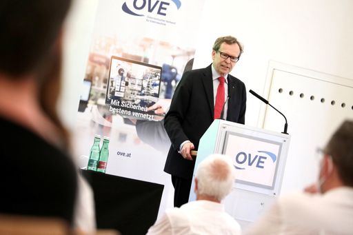  OVE-Generalsekretär Dipl.-Ing. Peter Reichel
blickte auf ein erfolgreiches Jahr zurück.