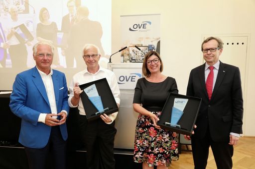 Vorschau Bild von von links: OVE-Präsident Dr. Kari Kapsch, die
Preisträger Dipl.-Ing. Dr. Helmut Malleck und Mag. Jutta Ritsch,
OVE-Generalsekretär Dipl.-Ing. Peter Reichel.