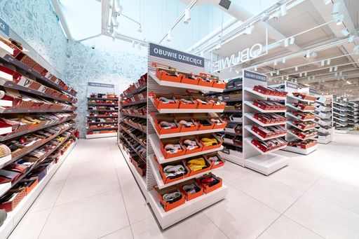  Regal mit einem Teil des Schuhsortiments einer
HalfPrice-Filiale.