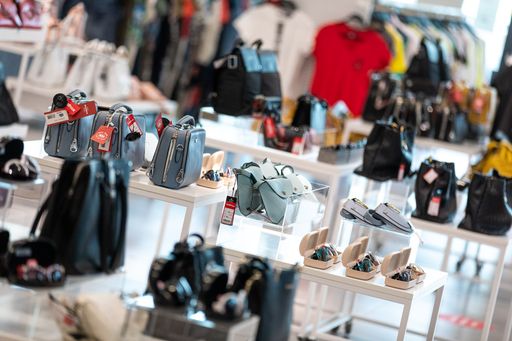 Vorschau Bild von Foto vom Taschen- und Accessoiresortiment einer
HalfPrice-Filiale.