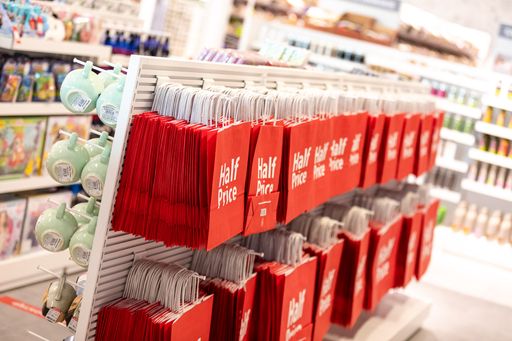 Vorschau Bild von Rote Einkaufstaschen aus Papier mit HalfPrice-Logo.