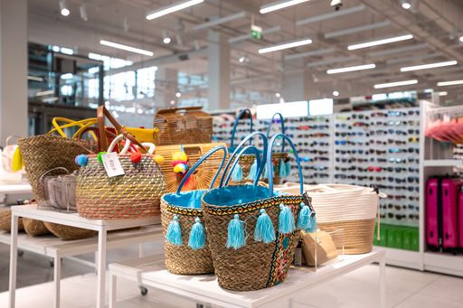 Vorschau Bild von Taschen aus dem Sortiment einer HalfPrice-Filiale.