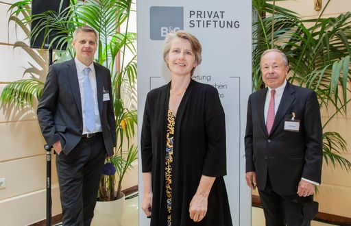 Gastgeber v.l.n.r.: Univ.-Prof. Dr. Ulrich Torggler
(Universität Wien), Univ.-Prof. Dr. Susanne Kalss
(Wirtschaftsuniversität Wien) und Dr. Erich Hampel (B&C
Privatstiftung)