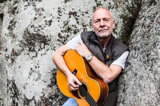 Vorschau Bild von Er ist einer, der auf den Saiten seiner Gitarre
Bilder malen kann, Stimmungen und Gefühle zum Ausdruck bringt. Ein
Meister der feinen Motorik.