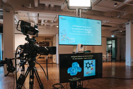 Vorschau Bild von Der Tag der Süße fand im Spreespeicher in Berlin statt, die
Teilnehmenden waren virtuell zugeschaltet. ©Süßstoff-Verband e.V. /
Weiterer Text über ots und www.presseportal.de/nr/113528 / Die
Verwendung dieses Bildes ist für redaktionelle Zwecke unter
Beachtung ggf. genannter Nutzungsbedingungen honorarfrei.
Veröffentlichung bitte mit Bildrechte-Hinweis.