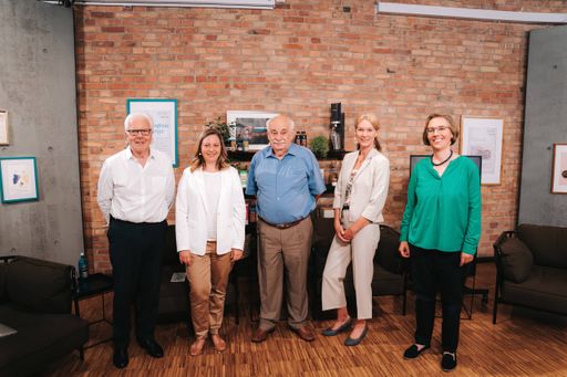 Vorschau Bild von Die Referent:innen, Prof. Dr. Klaus Roth, Dr. Kathrin Ohla, Prof.
Dr. Klaus-Dieter Jany sowie Ernährungs- und
Kommunikationsexpertinnen Anja Roth und Annegret Winzer (von l. n.
r.) ©Süßstoff-Verband e.V. / Weiterer Text über ots und
www.presseportal.de/nr/113528 / Die Verwendung dieses Bildes ist für
redaktionelle Zwecke unter Beachtung ggf. genannter
Nutzungsbedingungen honorarfrei. Veröffentlichung bitte mit
Bildrechte-Hinweis.