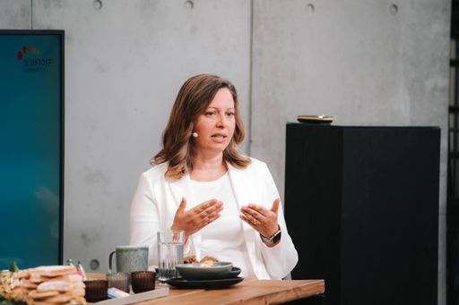 Vorschau Bild von Dr. Kathrin Ohla referierte zum Thema "Genetik, Gewöhnung und
Präferenz von Süßem". ©Süßstoff-Verband e.V. / Weiterer Text über
ots und www.presseportal.de/nr/113528 / Die Verwendung dieses Bildes
ist für redaktionelle Zwecke unter Beachtung ggf. genannter
Nutzungsbedingungen honorarfrei. Veröffentlichung bitte mit
Bildrechte-Hinweis.