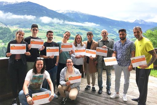Vorschau Bild von Crew Members aus den Bereichen Rezeption,
Restaurant, Zimmer, Wellness oder Marketing werden in Österreich
beim einwöchigen ATRACT-TRAININGSCAMP von geprüften Trainern und
Coaches in fachlichen, sprachlichen, persönlichen sowie
landesspezifischen Fertigkeiten geschult, damit ein guter Start im
Job gelingt.