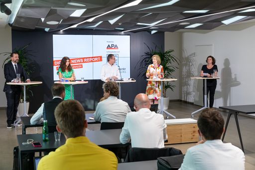 Vorschau Bild von Österreichische MedienmacherInnen sehen - nicht
zuletzt aus den Erfahrungen infolge der Corona-Pandemie - in der
Digitalisierung von Nachrichtenangeboten ein wichtiges Asset für die
Zukunft der Branche, insbesondere mit Blick auf die junge
Zielgruppe. Zu diesem Befund kam eine Podiumsrunde am Mittwochabend
anlässlich der Veröffentlichung des neuen "Reuters Institute Digital
News Reports" im APA-Medienzentrum.