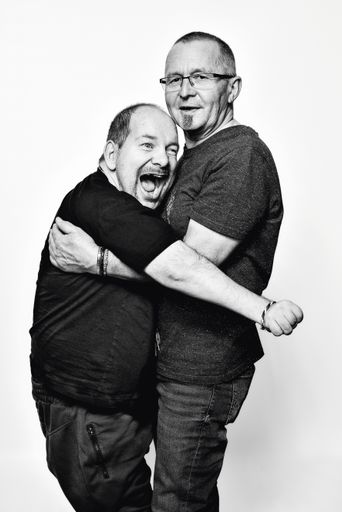 Vorschau Bild von Das Motiv zeigt Bernhard Bauer (links) und einen
seiner Unterstützer, Walter Sonnweber (rechts). Bernhard Bauer lebt
in einer betreuten Wohngemeinschaft des slw - Soziale Dienste der
Kapuziner. Walter Sonnweber leitet das Mitarbeiter_innen-Team in
dieser Wohngemeinschaft. Die slw-Wohngemeinschaft wird von der
Seraphiner Stiftung unterstützt. Bernhard Bauer ist bildender
Künstler und hat mit seiner Arbeit das visuelle Erscheinungsbild der
Stiftung mitgeprägt.