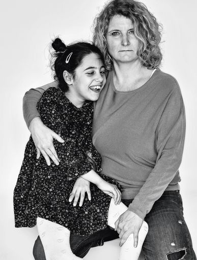 Vorschau Bild von Hayal Esila Yöndem (links) besucht die Schule des
slw Elisabethinums in Axams/Tirol. Das Elisabethinum ist eine
Einrichtung des slw - Soziale Dienste der Kapuziner. Das slw
Elisabethinum wird von Kindern mit und ohne Behinderungen besucht.
Susanna Praxmarer (rechts) arbeitet als Ergotherapeutin im slw
Elisabethinum und begleitet junge Menschen mit unterschiedlichen
Behinderungen vom Krippen- bis zum Erwachsenenalter. Die Seraphiner
Stiftung unterstützt das slw Elisabethinum.