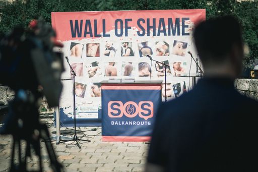 Bei der Übergabe von Beweisen an österreichische
NR-Abgeordneten stellten AktivistInnen von SOS Balkanroute eine
"Wand der Schande" vor dem Innenministerium auf. Im Mittelpunkt
stehen die Verletzungen durch illegale Pushbacks.