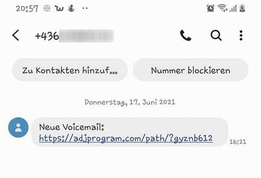 Vorschau Bild von Beim ersten Angriff empfängt man eine Textnachricht
mit den Hinweisen „Neue Voicemail“ oder „Ihre SIM-Karte wird
deaktiviert“, gefolgt von einem Link.