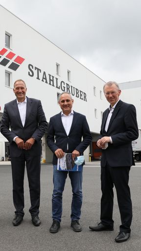 Arnd Franz (CEO LKQ Europe), Ismail Ertug (European Parliament
Member), Friedhelm Glormann (COO STAHLGRUBER Group) / Weiterer Text
über ots und www.presseportal.de/nr/150181 / Die Verwendung dieses
Bildes ist für redaktionelle Zwecke unter Beachtung ggf. genannter
Nutzungsbedingungen honorarfrei. Veröffentlichung bitte mit
Bildrechte-Hinweis.