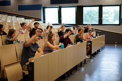 Vorschau Bild von Die 19 UV-Mandatare bei einer Abstimmung in der konstituierenden
Sitzung der UV (Universitätsvertretung)