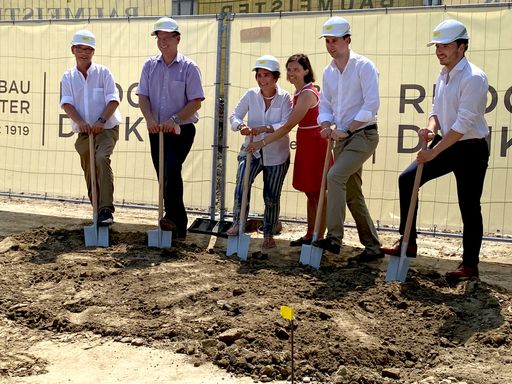 Spatenstich der Hel-Wacht Gruppe in Strebersdorf
mit Eigentümern, Nachfolgern und Bezirksvorsteher.