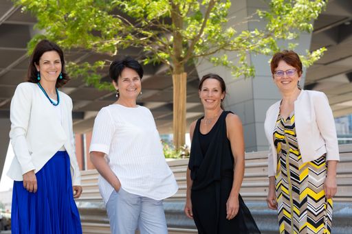 Dr. Susanne Baumann-Söllner (Direktorin Austria
Center Vienna), Renate Androsch-Holzer (PCO vom EBSA-Kongress 2021
und Managing Director von Columbus Reisen GmbH & Co KG RAM Congress
+ Event), Prof. (FH) DI Dr. Birgit Plochberger (Präsidentin von
Biophysics Austria), Univ.-Prof. Dr. Elena Pohl (Präsidentin
EBSA-Kongress 2021 und Vize-Präsidentin der EBSA sowie Biophysics
Austria)