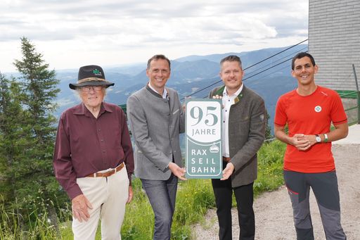 Vorschau Bild von Seit 95 Jahren ist die Rax-Seilbahn mehr als ein
touristischer Leitbetrieb und Wirtschaftsfaktor in den Wiener Alpen.
Es handelt sich um ein familiär geführtes Ausflugsziel, das den Reiz
der neuen Sommerfrische in Niederösterreich bestmöglich verkörpert.
