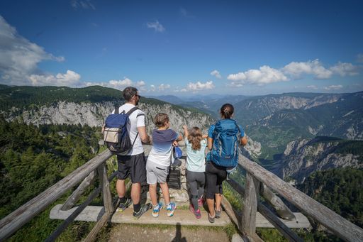 Vorschau Bild von Kräuterführungen, Schreib- und Astroworkshops,
Gourmet-Events wie „Haubenkoch trifft Hüttenwirt“, ein 4.000
Quadratmeter großer Alpengarten sowie eine hochwertige
Hüttengastronomie im Raxalm-Berggasthof und Ottohaus machen die Rax
zu einem Berg für jedermann.