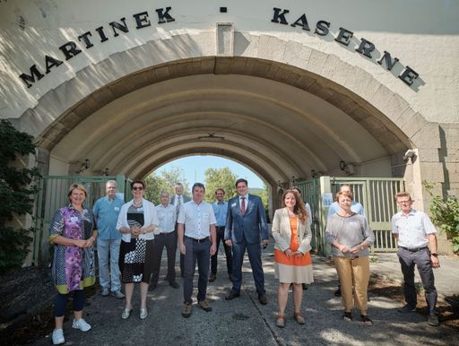 von links Vizebürgermeisterin Helga Krismer
(Baden), Gerhard Bartak (NÖM), Theresia Vogel (KLIEN), Berger (NÖM),
Johannes Sailer (MIMZ), Wolfgang Hribernik (NEFI und AIT), Christian
Maurer (Biz-Up und NEFI), Bürgermeister Stefan Szirucsek (Baden),
Projektleiterin Edith Haslinger (AIT), Thomas Kienberger (Montanuni
Leoben und NEFI), Bürgermeisterin Helene Schwarz (Sooß), Gerfried
Koch (Energiereferat Baden)
