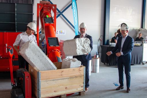 Vorschau Bild von Im holländischen Terneuzen wurde am 16. Juni
Europas erste Referenzanlage für die Aufbereitung von expandiertem
Polystyrol (EPS) in Betrieb genommen. Beim Befüllen der
Aufgabestation