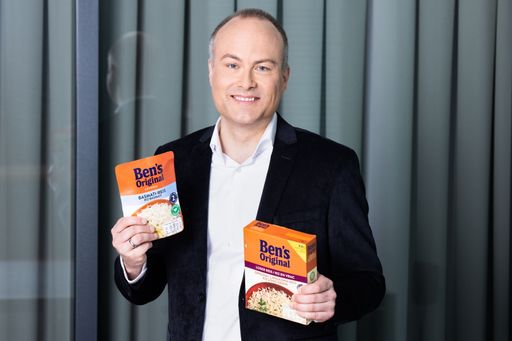  Hendrik de Jong, Country Manager Mars Austria,
präsentiert die neuen Ben’s Original™ Verpackungen, die ab August in
Österreich in den Handel kommen.
