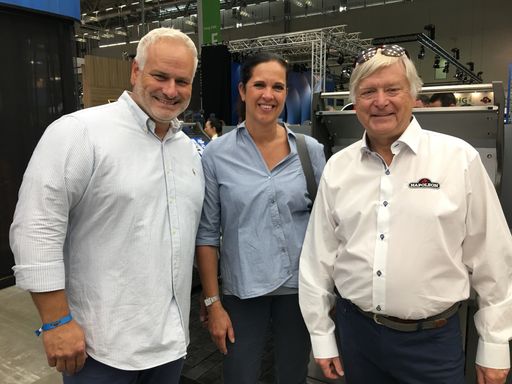 Vorschau Bild von Das Unternehmer-Ehepaar Holzeis mit dem Gründer von
Napoleon Grills, Wolfgang Schroeter