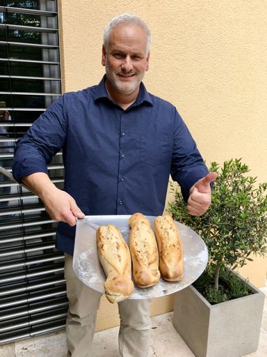 Vorschau Bild von Michael Holzeis mit selbstgemachtem Baguette vom
Gasgrill.