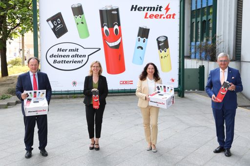 https://www.apa-fotoservice.at/galerie/25358 Im Bild v.l.n.r.:
Robert Pfarrwaller (Obmann des Bundesgremiums Elektro- und
Einrichtungsfachhandel), Leonore Gewessler (Bundesministerin für
Klimaschutz, Umwelt, Energie, Mobilität, Innovation und
Technologie), Elisabeth Giehser (Geschäftsführerin der
Elektroaltgeräte Koordinierungsstelle), Alfred Riedl (Präsident des
Österreichischen Gemeindebundes)