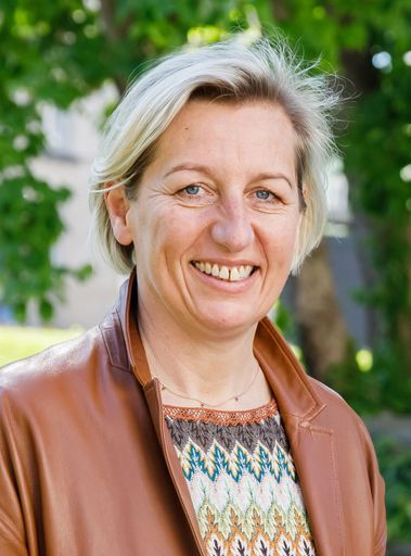 Kristina Edlinger-Ploder übernimmt die Aufgaben als
Vizepräsidentin der Caritas Österreich mit 1. Juli 2021. Sie ist mit
der Caritas-Arbeit durch ihre beruflichen Stationen seit über 20
Jahren verbunden, fungiert als Vorsitzende des Kuratoriums der
Caritas Steiermark seit 2016 und ist seit Februar 2021 Mitglied des
Präsidiums.