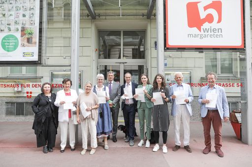 https://www.apa-fotoservice.at/galerie/25766 Im Bild von links
nach rechts: Julya Rabinowich, Maria Berger, Nicola Werdenigg, Gexi
Tostmann, Martin Kreutner, Oliver Scheiber, Judith Kohlenberger,
Maria Mayrhofer, Michael Ikrath, Manfred Nowak