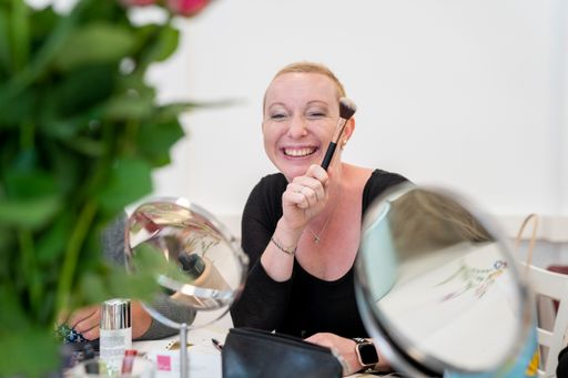 Vorschau Bild von Die feel again-Teilnehmerinnen bekommen zahlreichen
Tipps und Tricks wie sie sich im Alltag ohne großen Aufwand
schminken können.