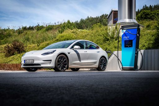 Tesla lädt an Mer-Hypercharger / Weiterer Text über ots und
www.presseportal.de/nr/156912 / Die Verwendung dieses Bildes ist für
redaktionelle Zwecke unter Beachtung ggf. genannter
Nutzungsbedingungen honorarfrei. Veröffentlichung bitte mit
Bildrechte-Hinweis.