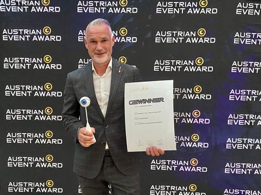  Andreas Ablinger, Prokurist SALZRAUM.Hall der Hall
AG, nimmt den Preis für die Best Event-Location beim Austrian Event
Award entgegen.