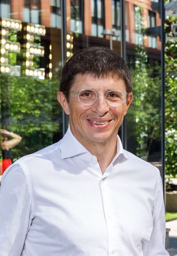 Vorschau Bild von Silviu Popovici, Chief Executive Officer, PepsiCo Europe, sagt:
"Die Verbraucher wollen gesündere und nachhaltigere Marken - und sie
wollen Produkte, die gut schmecken. In den letzten zehn Jahren haben
wir Produkte neu formuliert und auf den Markt gebracht, um den
Verbrauchern gesündere Optionen zu bieten. Infolgedessen ist in
Europa jedes dritte von uns verkaufte Getränk zuckerfrei und wir
denken, dass dieser Trend in den kommenden Jahren weiter zunimmt.
Mit unserem Versprechen können wir unsere Erfahrungen mit der
Reduzierung von Zucker nutzen, um den Übergang zu einem gesünderen
Snack-Portfolio zu beschleunigen." / Gesündere Snacks und Getränke:
PepsiCo wird Vorreiter in der EU / Weiterer Text über ots und
www.presseportal.de/nr/58045 / Die Verwendung dieses Bildes ist für
redaktionelle Zwecke unter Beachtung ggf. genannter
Nutzungsbedingungen honorarfrei. Veröffentlichung bitte mit
Bildrechte-Hinweis.
