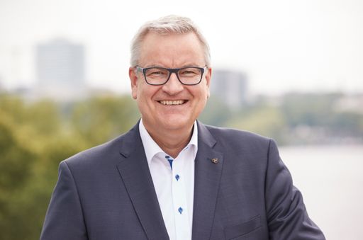 72. Gesellschafterversammlung der dpa in Hamburg: David
Brandstätter, Vorsitzender des dpa-Aufsichtsrats und Geschäftsführer
der Main-Post GmbH, Würzburg. / Weiterer Text über ots und
www.presseportal.de/nr/8218 / Die Verwendung dieses Bildes ist für
redaktionelle Zwecke unter Beachtung ggf. genannter
Nutzungsbedingungen honorarfrei. Veröffentlichung bitte mit
Bildrechte-Hinweis.