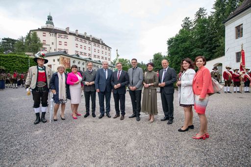 Gruppenfoto bei der LH-Vorsitzübergabe von der
Steiermark an Tirol: (von links) stv Kommandant der Tiroler Schützen
Mjr Gerhard Biller, LRin Beate Palfrader, die steirische
Landtagspräsidentin Manuela Khom, der steirische Bundesratspräsident
im ersten Halbjahr 2021 Christian Buchmann, der steirische LH
Hermann Schützenhöfer, Tirols LH Günther Platter, Tirols
Bundesratspräsident Peter Raggl, Tirols Landtagspräsidentin Sonja
Ledl-Rossmann, LHStv Josef Geisler, LHStvin Ingrid Felipe, LRin
Gabriele Fischer.